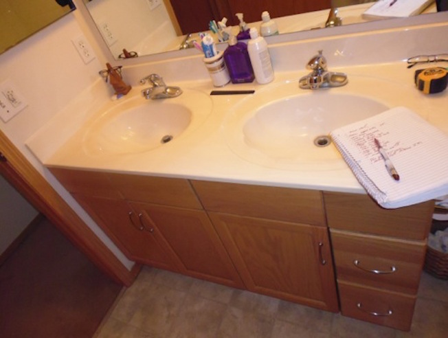 bathroom before reno photo 1